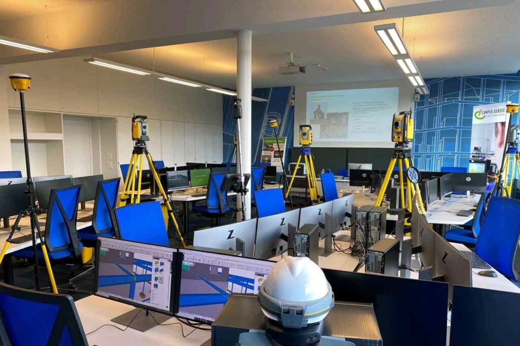 Das Trimble Technology Lab am Campus Sursee, das Anfang März feierlich eröffnet wurde und ab sofort für die Aus- und Weiterbildung in digitalen Technologien, Methoden und Prozessen eingesetzt wird.